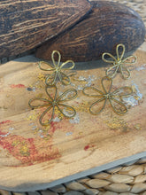 Afbeelding in Gallery-weergave laden, Oorbellen bloem goud