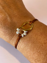 Afbeelding in Gallery-weergave laden, Satijnkoord armbandje camel met ringetjes
