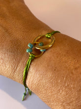 Afbeelding in Gallery-weergave laden, Satijnkoord olijfgroen armbandje ringetjes
