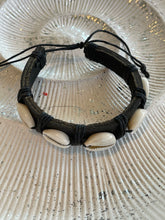 Afbeelding in Gallery-weergave laden, Heren armband zwart imitatie leer met schelp